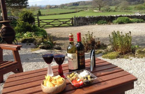 The Old Farmhouse, Yealand Redmayne, a characterful cottage in a rural setting - Photo 11