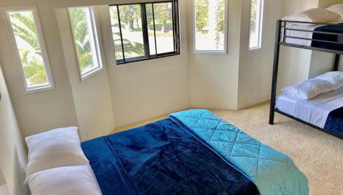 Modern & Cozy Gem ~ Walk to the Beach ~ Queen Beds - Foto 5