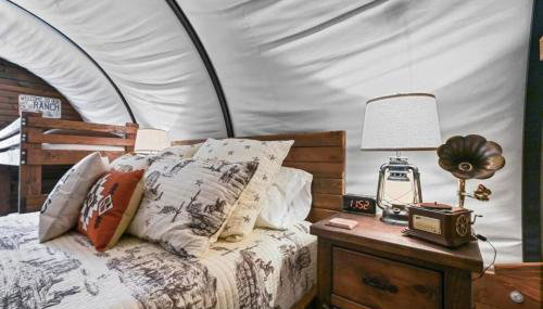 Texas Glamping near Murchison: Charming Wagon Rental Perfect for a Romantic Getaway - Foto 4