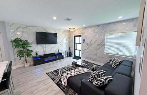 The LuxeLanding MIA- Swimming pool, Oasis Lounge, Mini Golf, BBQ and Hibachi Grill , and Outdoor Games - Photo 1