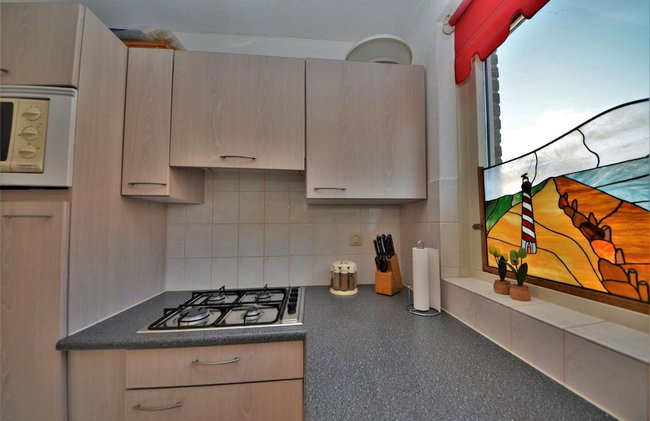 Lively Bungalow on the Water - Photo 9