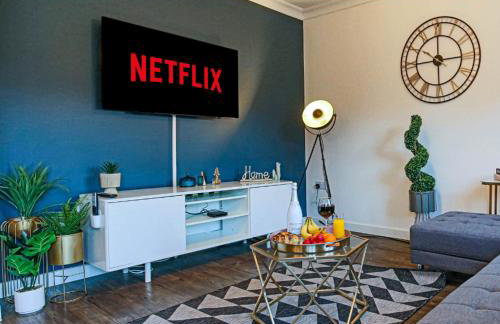 Stylish House with Smart TVs and Netflix, Fast Wifi, Free Parking and Garden by Yoko Property - Foto 1