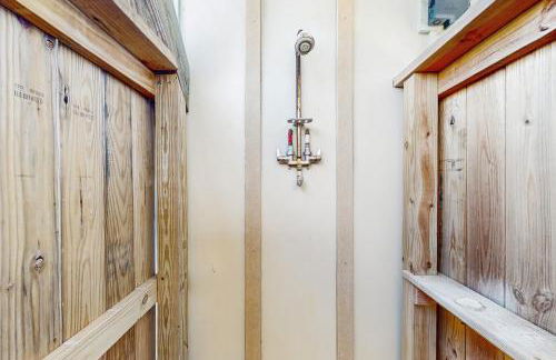 Updated three-story home with kayaks, bikes, & water views - great location - Foto 21