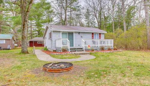 Cozy Wellston Cabin - Walk to Crystal Lake! - Foto 2