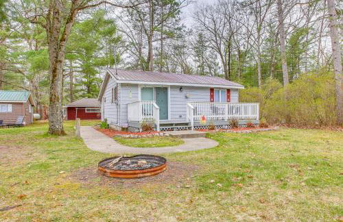 Cozy Wellston Cabin - Walk to Crystal Lake! - Foto 2