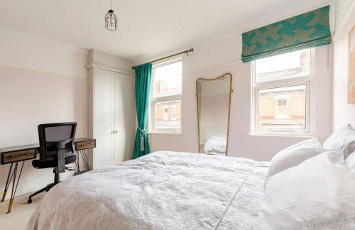 Contemporary Victorian Townhouse - walking distance to train station and Chester city centre - Photo 6