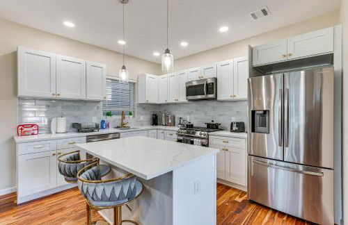 Luxe Newark Retreat with Rooftop Deck Pets Welcome! - Foto 2