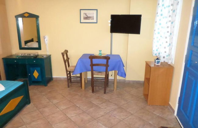 Santorious Cavehouse - Photo 17