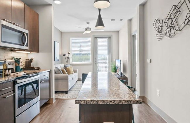 Cozy 1BR King Suite Close to Downtown w Fast Wifi - Foto 15