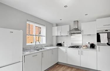 Amaya Seven - Luxury 3 bedroom detached house with garden & driveway - Sleeps 7 - Bottesford, Leicestershire - Foto 7