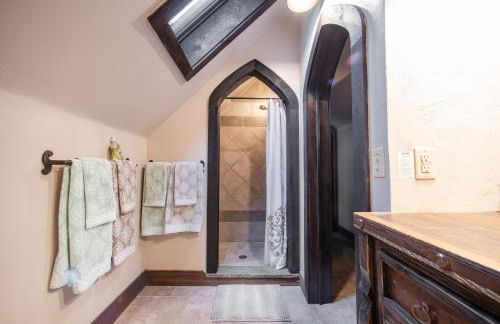 HIGHLANDS CASTLE overlooking Lake George plus 2 other CASTLES & SUITES - Foto 19