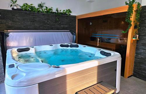 Domek z jacuzzi i sauną "Cztery Pory Roku" - Photo 1