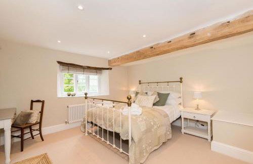 Charming Cotswold Cottage on Church Green, Witney - Photo 2