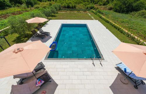 Green & Blue Five Bedroom Villa with Private Pool and Complete Privacy - Photo 40