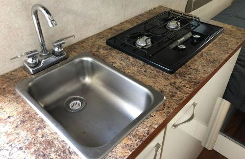 Private and cozy RV, direct bus to NYC Manhattan only 2 blocks away, MetLife Stadium FIFA World Cup 25 minutes away - Foto 13