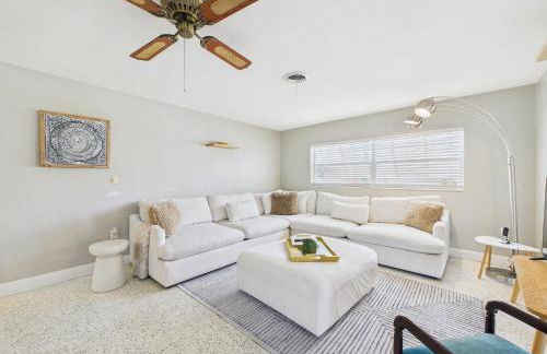 Pet-Friendly 3BR Coastal Retreat Walk to Beach - Foto 9