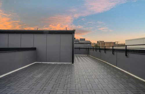 Luxe Central Home with Views & Rooftop - Foto 38