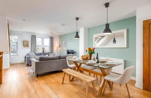 Large 5Bed Town House-Sleeps 9-By FabAccommodation - Foto 20