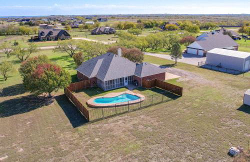 Relax Fireside! Poolside Oasis 3 Mi to Dtwn Sanger - Foto 22