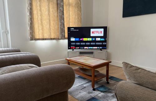 Leeds Serviced Accommodation - Apartments - 3 Bed House-Close To Centre -M621 & M1 - Contractors - Business Travellers - Families - Photo 1