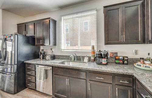 Patio and Yard Luxe Beaumont Getaway! - Foto 9