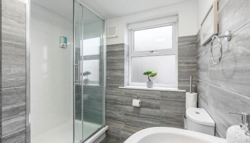 Charming Apartment In Andover Town Centre 55'' 4K Smart TV Netflix - Foto 4, Shower