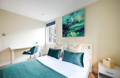 Modern 2BR Apartment for Contractors, Balcony & Fast Wi-Fi, W6 - Foto 23