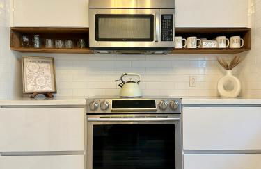 Villa Valbuena Palm Oasis In-Laws Quarters 4-Story Unit With Rooftop Retreat - Photo 12