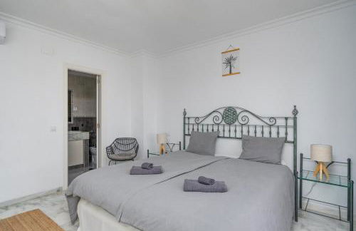 Two bedroom, two bathroom, balcony, pool area, view - Photo 8