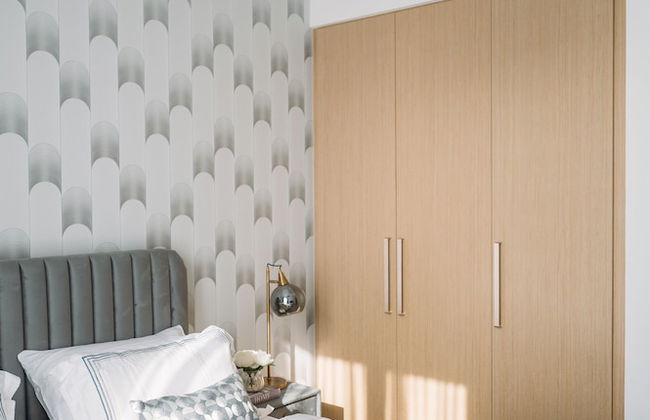 Elegant Stay: Balcony & Stunning Dubai Creek Views - Photo 4