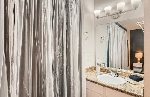 Walkable Dtwn 2B Getaway - Sleeps 5 - Pool, Prkg - Foto 29