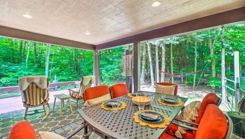 Cozy Whitehall Hideaway with Hot Tub and Chiminea! - Foto 3