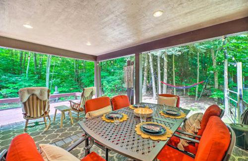 Cozy Whitehall Hideaway with Hot Tub and Chiminea! - Foto 3