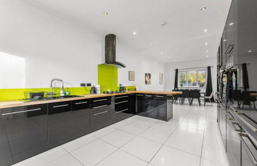 Perfect Booking 4 Bed Home in Cheltenham - Photo 30