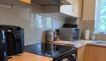 Spacious 2-Bedroom Flat Near Shops & Transport - Foto 3, stove