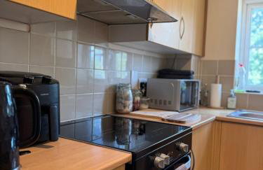 Spacious 2-Bedroom Flat Near Shops & Transport - Photo 3