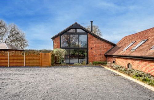 The Oaks Barn - A Countryside Luxury Rural Escape with Hot tub & Fire Pit! Tranquil Group Retreat - Sleeps 8, Pet Friendly & Off road Parking - By Blue Puffin Stays - Photo 43