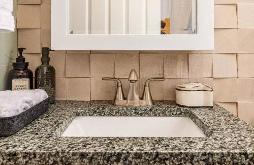 Cozy City Stay, 3bdrm near Airport - Photo 18