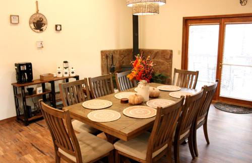 Kathys Cabin, King Bed, Hot Tub, Near-NAU & Downtown attractions, Perfect Year-Round Mountain Getaway - Photo 13