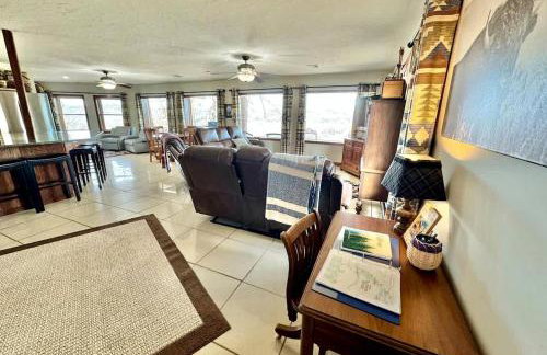Secluded Riverfront Cabin with Bluff Views, Gated Privacy & Scenic Trail Access in Tahlequah, Oklahoma - Foto 6