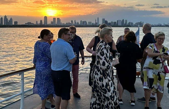 Paseo en barco al atardecer por el Río de la Plata - Foto 3