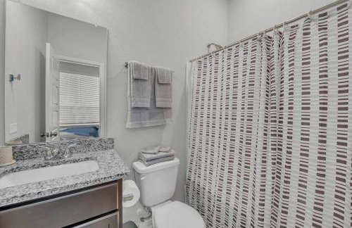 Luxury Retreat in Serene Surroundings, 4 Bedrooms Corporate House, Entire house with full amanities, Convenient location Near Medical Centers and Downtown - Foto 10