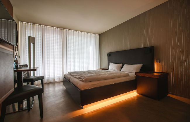 Car by Side - Photo 25