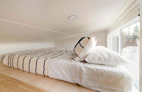 Stay Portland - The Graffiti Alley Tiny House - Food, Art & Beer - Photo 4