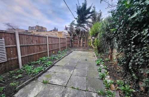 Central 5BR Retreat - Walk to Tube, Explore London - Photo 9