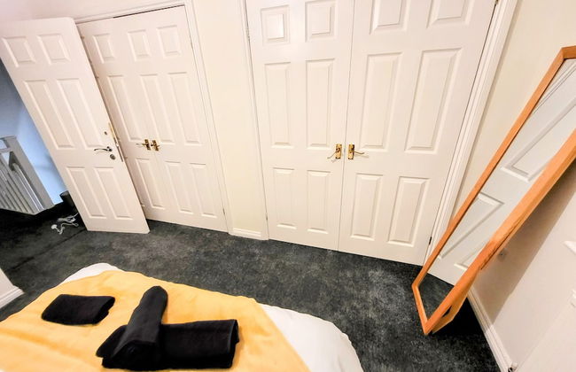 Large Modern House with Parking - Photo 23