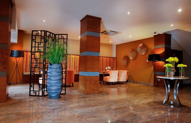 Oak Plaza Suites - Photo 3