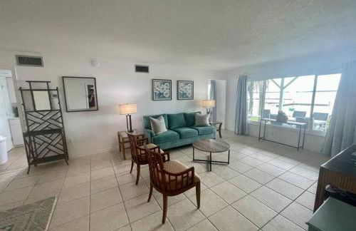 Lakefront Duplex with Pontoon Boat 2 Bedroom Home - Foto 17