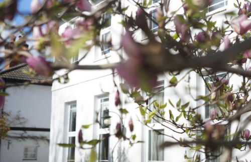 Stunning pied-a-terre moments from the water. - Photo 1