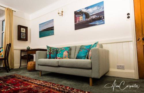 Beachside period family home. 5 BR spacious, comfortable. - Photo 6